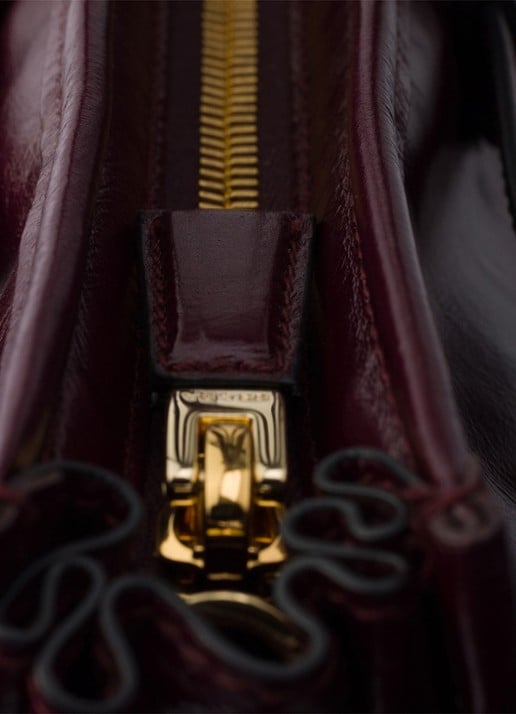 Prada Bonnie Extra-Large schoudertas van kalfsleer - detail 2 bordeauxrood