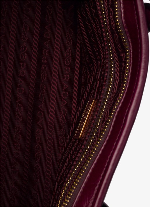 Prada Bonnie Medium schoudertas van kalfsleer - detail 2 bordeauxrood