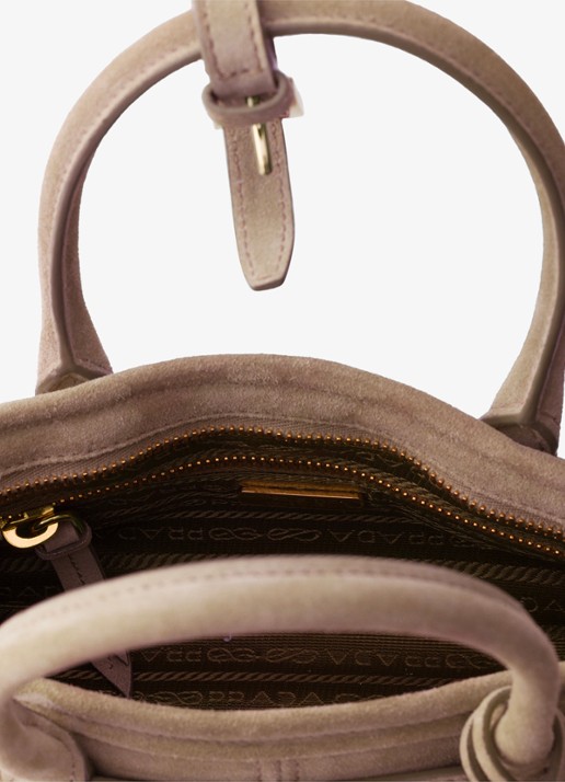 Prada Bonnie Mini handtas van kalfssuède - detail beige