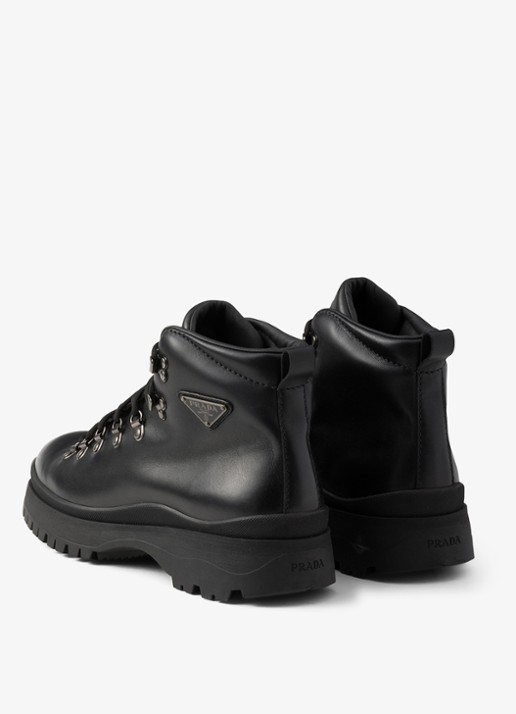 Prada Brixxen veterboot van leer - achterkant zwart