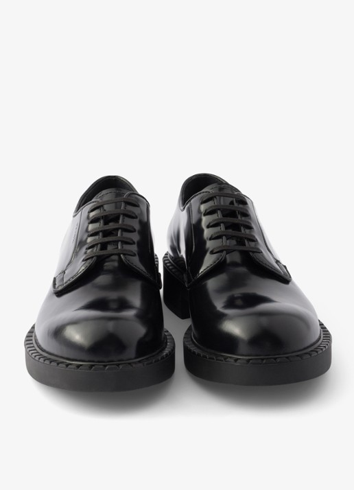 Prada Chocolate veterschoen van kalfsleer - detail zwart