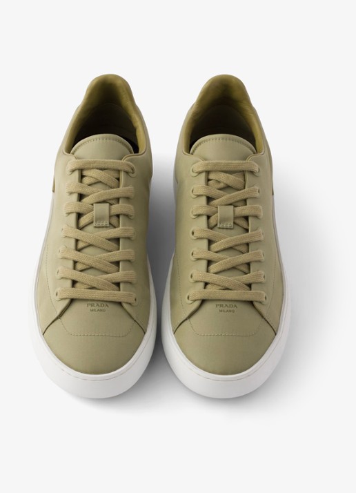 Prada Court Re-Nylon sneaker met logo - detail groen