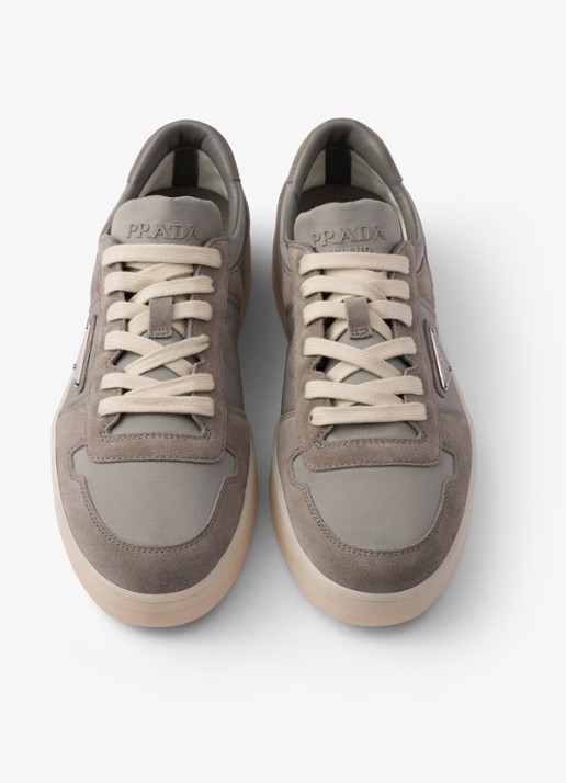 Prada Downtown Re-Nylon sneaker met suède details - detail taupe