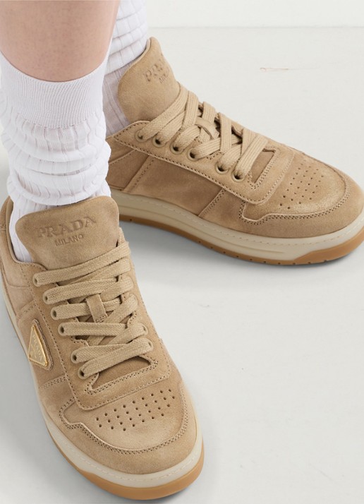 Prada Downtown sneaker van suède met logo - detail 4 beige