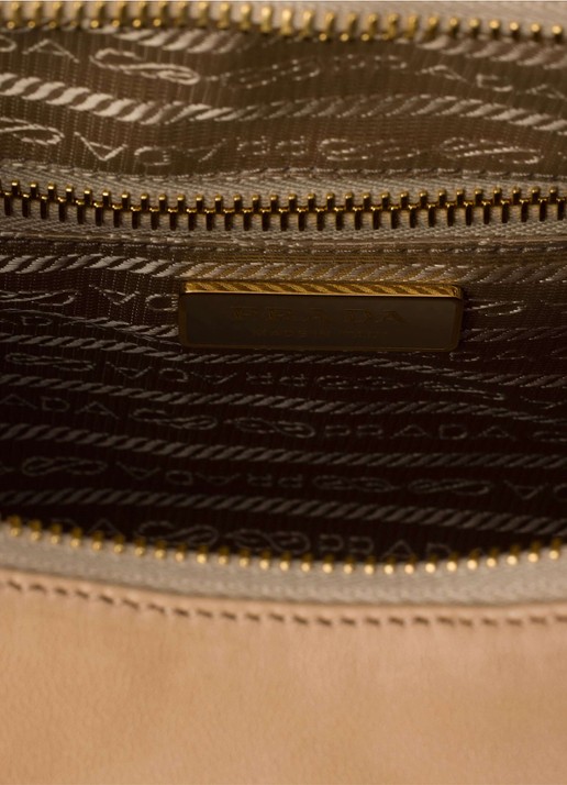 Prada Explore Large schoudertas van lamsleer - detail 4 lichtbruin