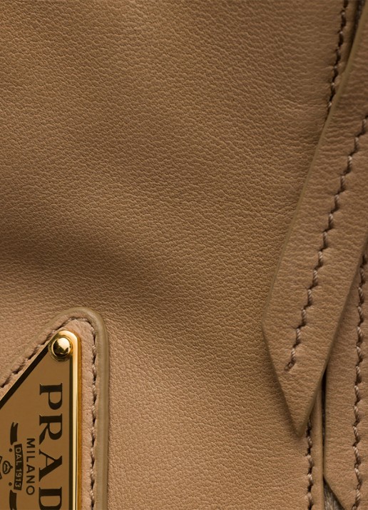 Prada Explore Large schoudertas van lamsleer - detail 6 lichtbruin