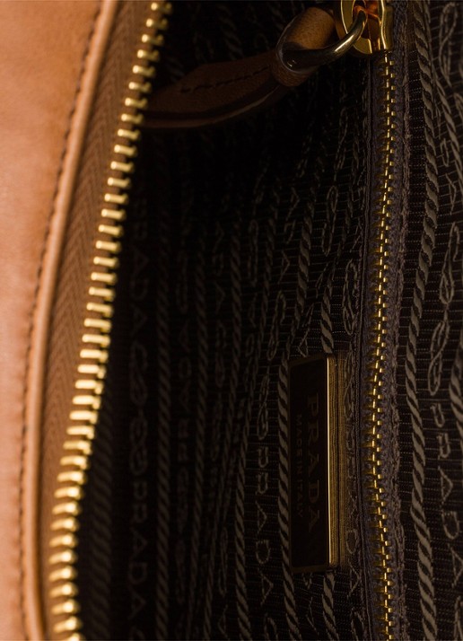 Prada Explore Large schoudertas van lamsleer - detail 2 bruin
