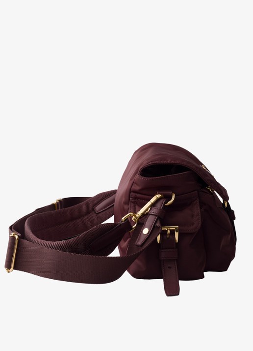 Prada Explore Re-Nylon Medium schoudertas met leren details - detail 4 bordeauxrood