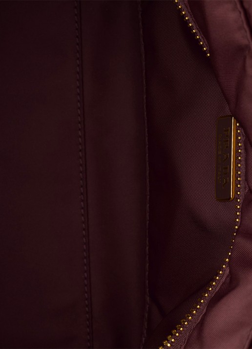 Prada Explore Re-Nylon Medium schoudertas met leren details - detail 5 bordeauxrood