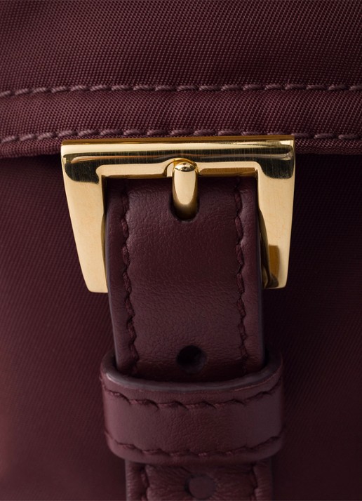 Prada Explore Re-Nylon Medium schoudertas met leren details - detail 6 bordeauxrood
