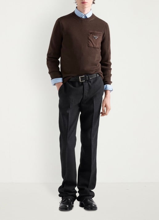 Prada Fijngebreide pullover van scheerwol met borstzak - detail donkerbruin
