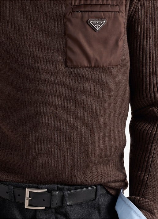 Prada Fijngebreide pullover van scheerwol met borstzak - detail 2 donkerbruin