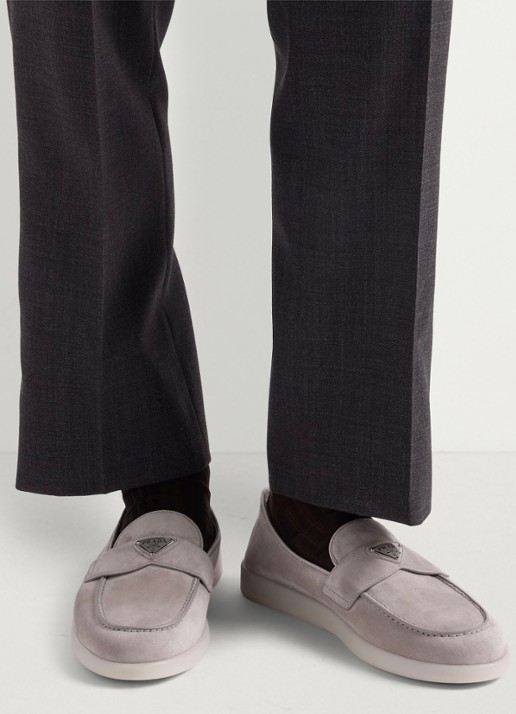 Prada Loafer van kalfssuède - voorkant 2 grijs