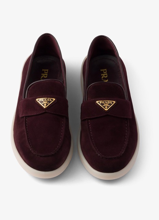 Prada Loafer van suède met logo - detail bordeauxrood
