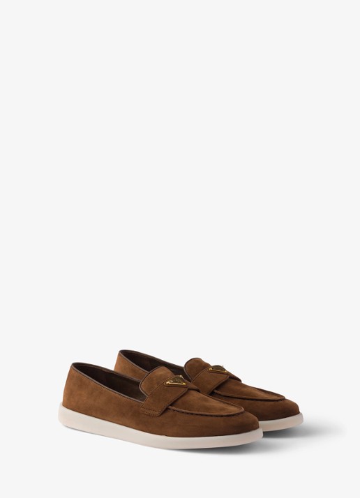 Prada Loafer van suède met logo - voorkant bruin