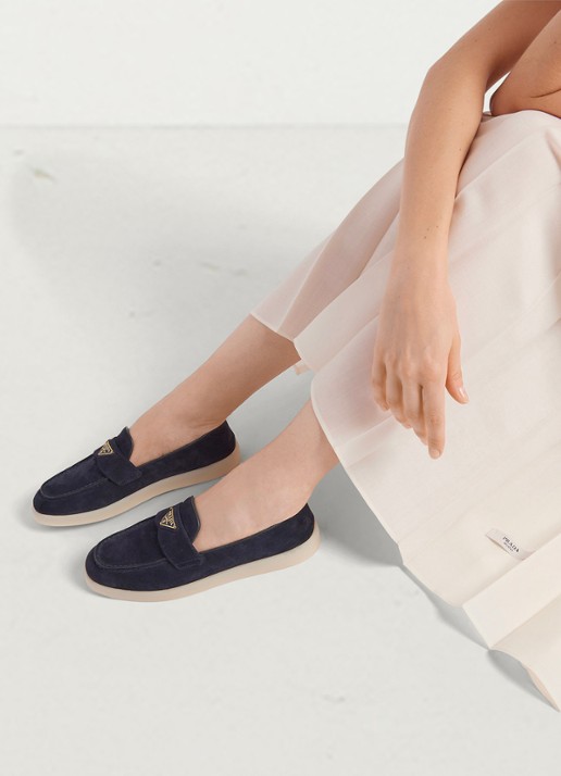 Prada Loafer van suède met logo - detail 5 donkerblauw