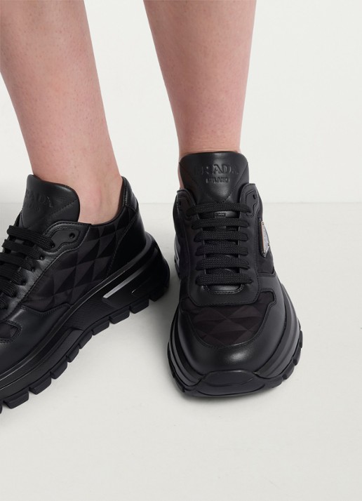 Prada Prax 01 Re-Nylon sneaker met leren details - achterkant zwart
