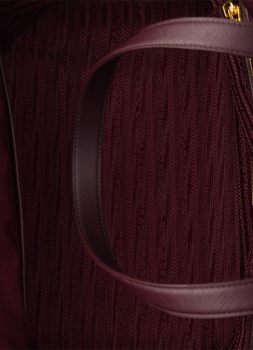 Prada Re-Edition 1978 Re-Nylon Medium shopper met leren details - detail bordeauxrood