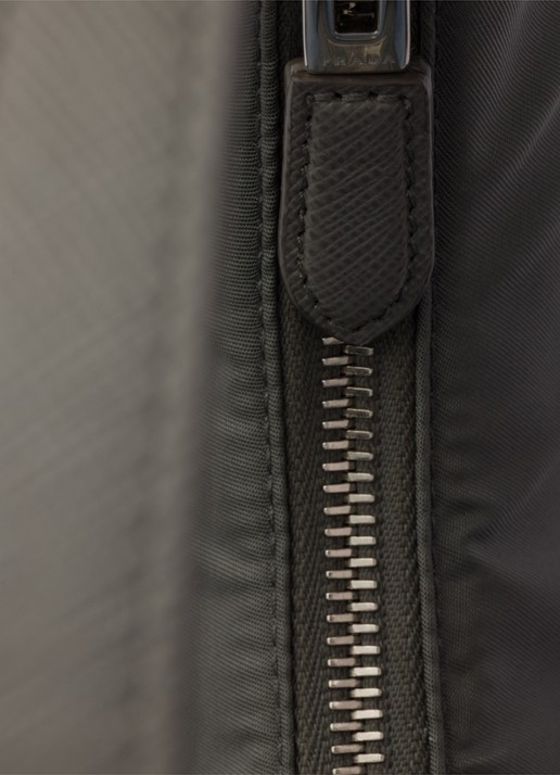 Prada Re-Edition 2005 Re-Nylon Mini schoudertas met leren details - detail 2 middengrijs