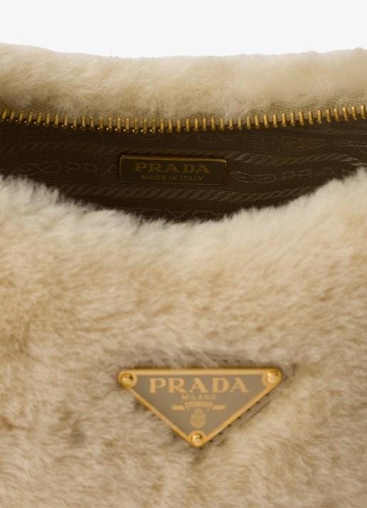 Prada Re-Edition Mini schoudertas van lamsvacht - detail 7 beige