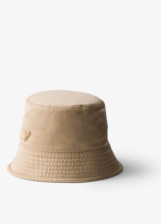 Prada Re-Nylon bucket hoed met logo - voorkant 2 donkerbeige