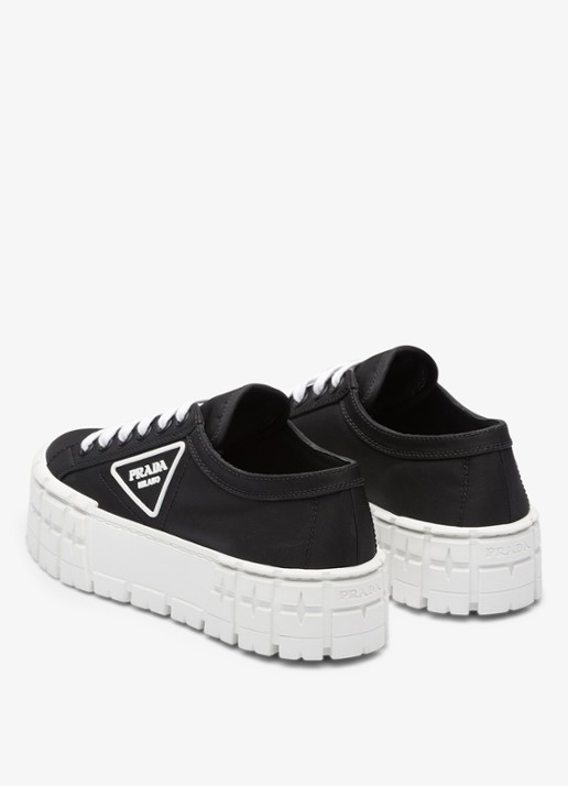 Prada Re-Nylon Double Wheel sneaker met logo en plateauzool - achterkant 3 zwart
