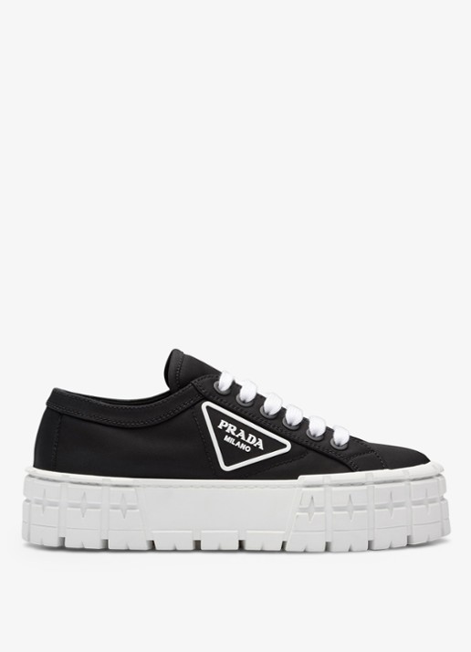 Prada Re-Nylon Double Wheel sneaker met logo en plateauzool - voorkant 2 zwart