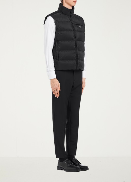 Prada Re-Nylon gewatteerde bodywarmer met donsvulling - detail zwart