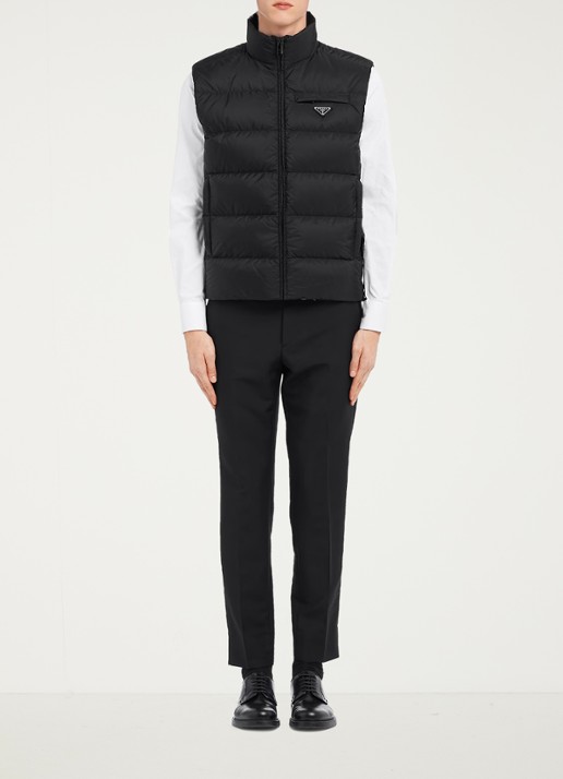 Prada Re-Nylon gewatteerde bodywarmer met donsvulling - voorkant 4 zwart