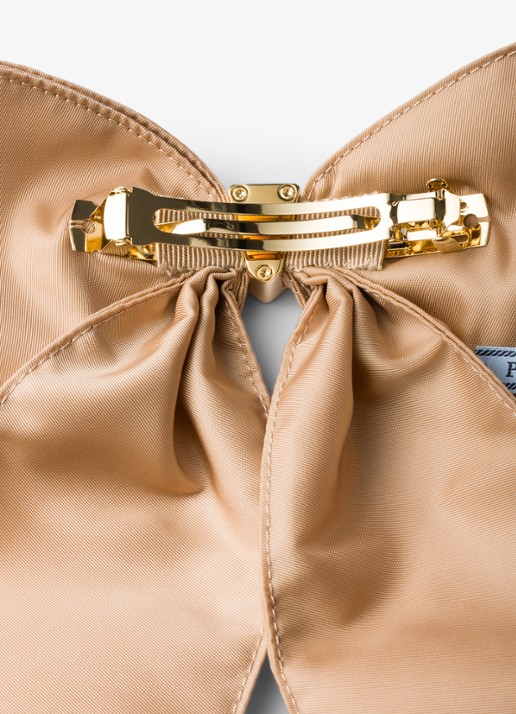 Prada Re-Nylon haarclip met logo - achterkant 2 beige