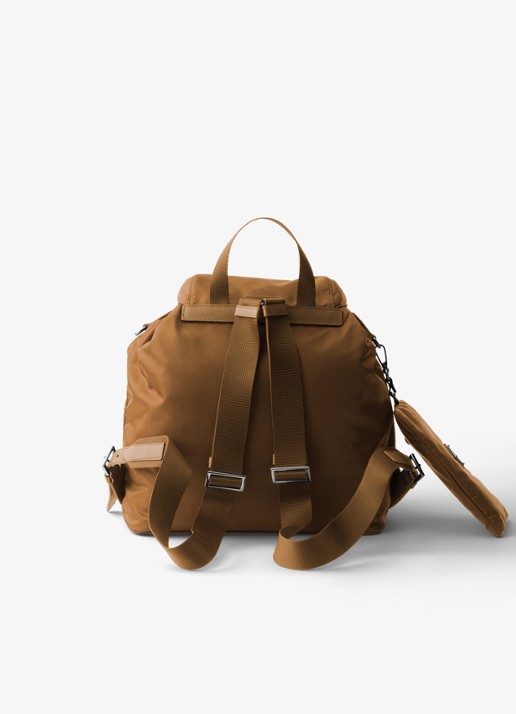 Prada Re-Nylon Medium rugzak met leren details - achterkant camel