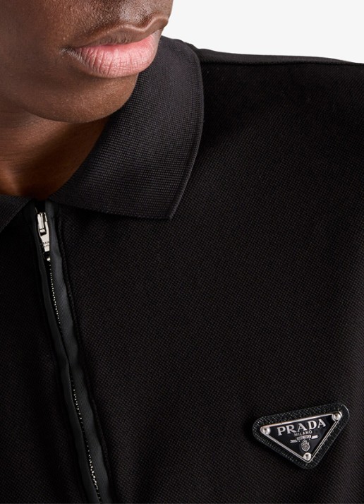 Prada Re-Nylon oversized fit polo van piqué katoen met halve rits - detail 3 zwart