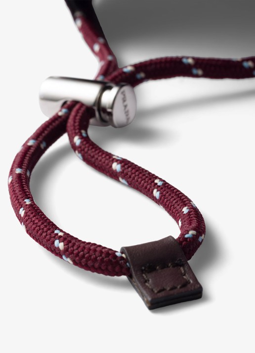 Prada Re-Nylon pet met leren details en trekkoord - detail 2 bordeauxrood