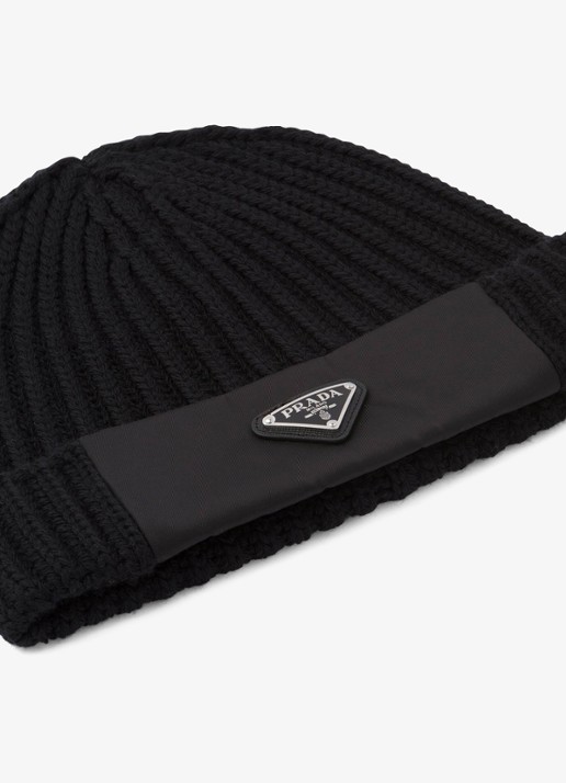 Prada Re-Nylon ribgebreide muts met logo - detail 4 zwart