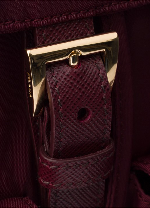 Prada Re-Nylon Small rugzak met logo - detail 5 bordeauxrood