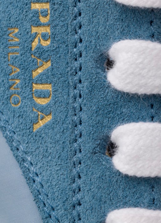 Prada Re-Nylon sneaker met suède details - detail 6 lichtblauw