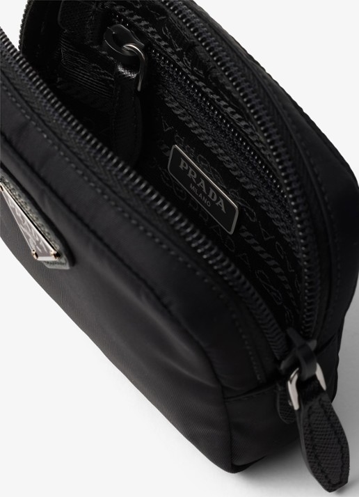 Prada Re-Nylon toilettas met logo - detail 3 zwart