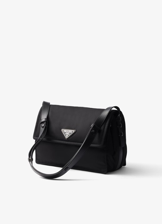 Prada Re-Nylon Traveller Medium crossbodytas met leren details - detail 4 zwart
