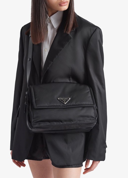 Prada Re-Nylon Traveller Medium crossbodytas met leren details - voorkant 2 zwart