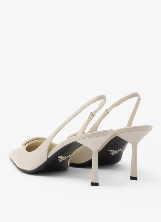 Prada Slingback van lakleer met logo - achterkant 3 gebroken wit
