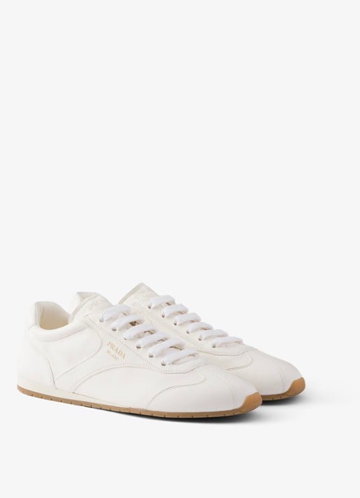 Prada Sneaker van leer - voorkant 2 gebroken wit