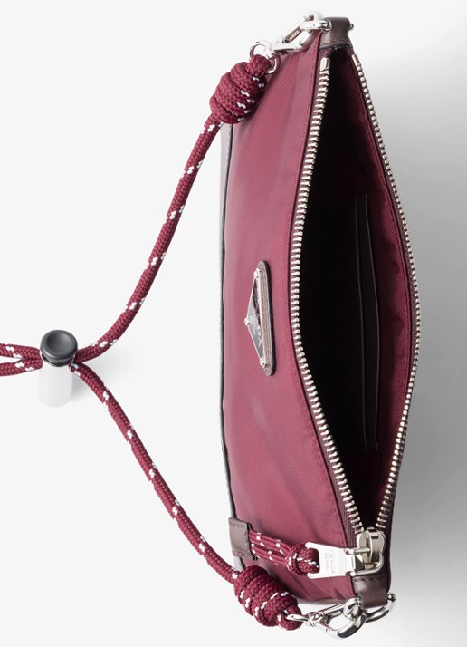 Prada Speedrock Re-Nylon telefoonhoesje met leren details en afneembare schouderriem - detail 4 bordeauxrood