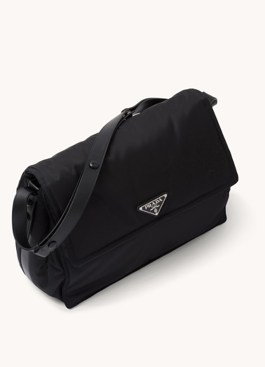 Prada Traveller Re-Nylon Large gewatteerde schoudertas met logo - achterkant 7 zwart