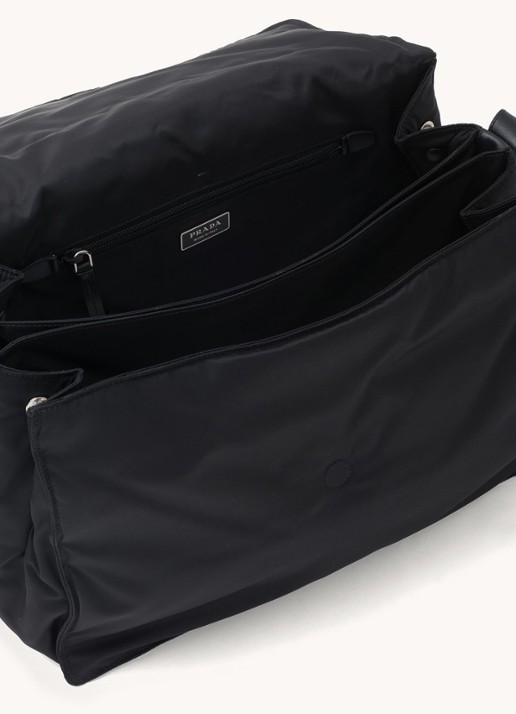 Prada Traveller Re-Nylon Large gewatteerde schoudertas met logo - detail 4 zwart