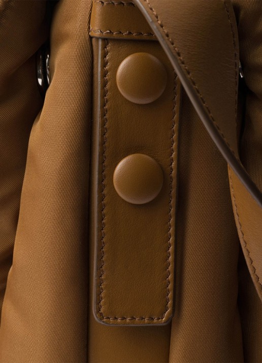 Prada Traveller Re-Nylon Large gewatteerde schoudertas met logo - detail 5 camel