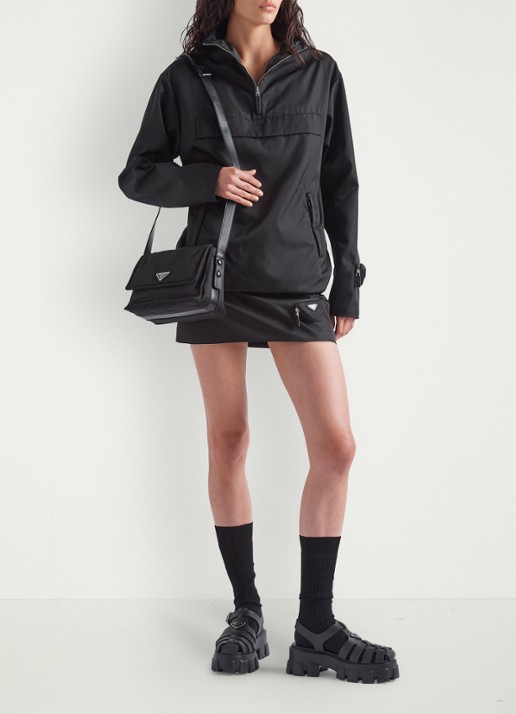 Prada Traveller Re-Nylon Small gewatteerde schoudertas met leren details - detail 6 zwart