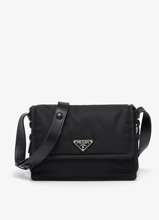 Prada Traveller Re-Nylon Small gewatteerde schoudertas met leren details - voorkant zwart