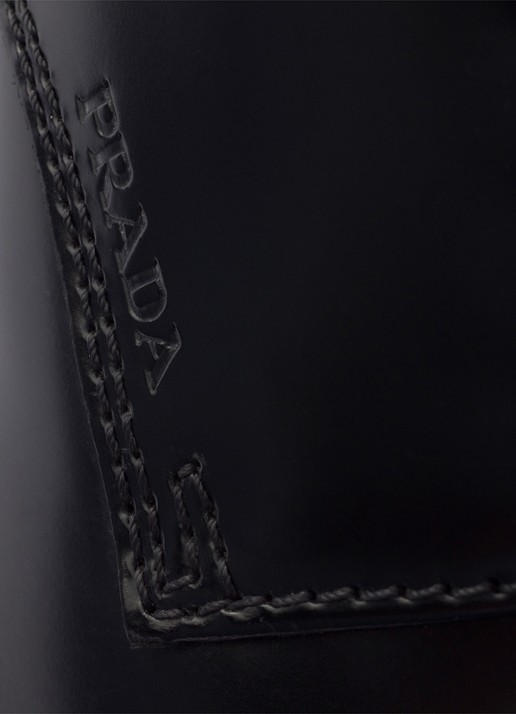Prada Veterschoen van leer met glanzende finish - detail 4 zwart