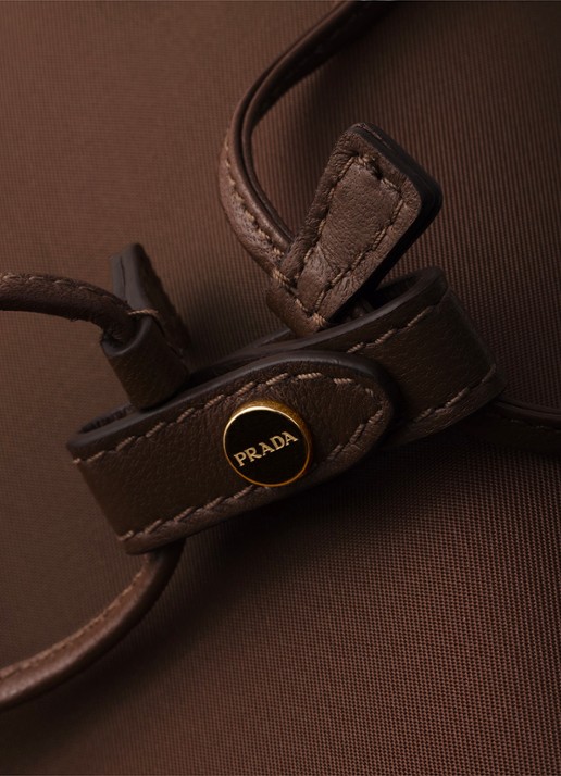 Prada Wish Re-Nylon handtas met logo - detail 3 donkerbruin