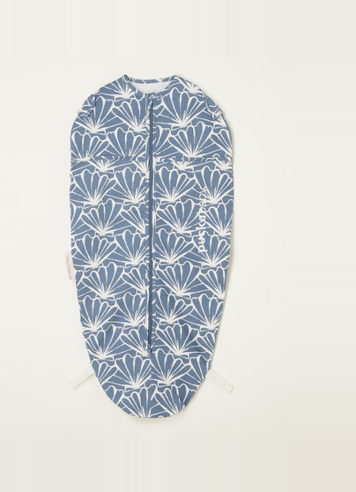 Puckababy Original mini slaapzak met print - voorkant staalblauw